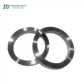 Titaaniseoksesta valmistettu rengas