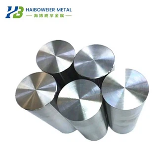 Titaaniseoksesta valmistettu kiinteä sauva